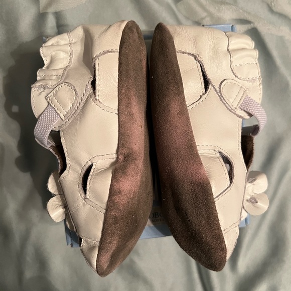 Robeez Claire Mary Jane 12-18mo white with flower accent leather shoe - Picture 3 of 13